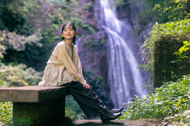 【俳優・山田杏奈がネストローブをまとう】徳島の風が肌に触れる、“心地よさの源泉”を巡る旅