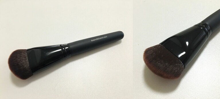 リュクス パフォーマンス ブラシ 4,290円。独特の形状は使いやすさを計算したもの(以下、商品はすべてベアミネラル)。