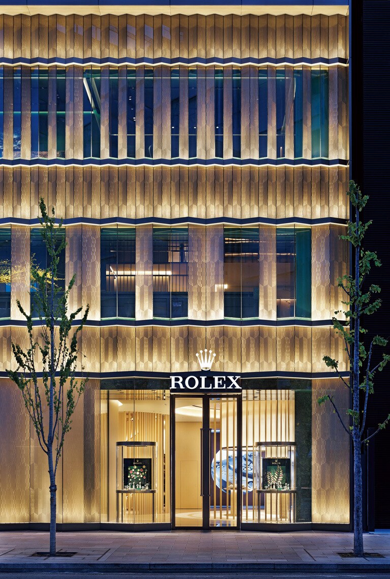 フルーテッドベゼルをモチーフにした外観は夜も幻想的。