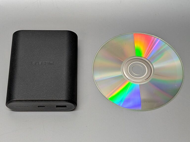 サイズをCD-ROM(右)と比べたところ。かなりの表面積であることが分かります