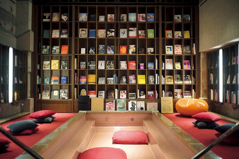 書店は5つのエリアに分かれ、大浴場をリノベーションした「オトナ本箱」には写真集がずらり。本に抱かれ本に溺れる。本好きにはたまらない。