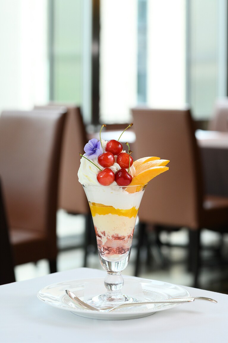 宮﨑マンゴーと佐藤錦のパフェ 3,300円。