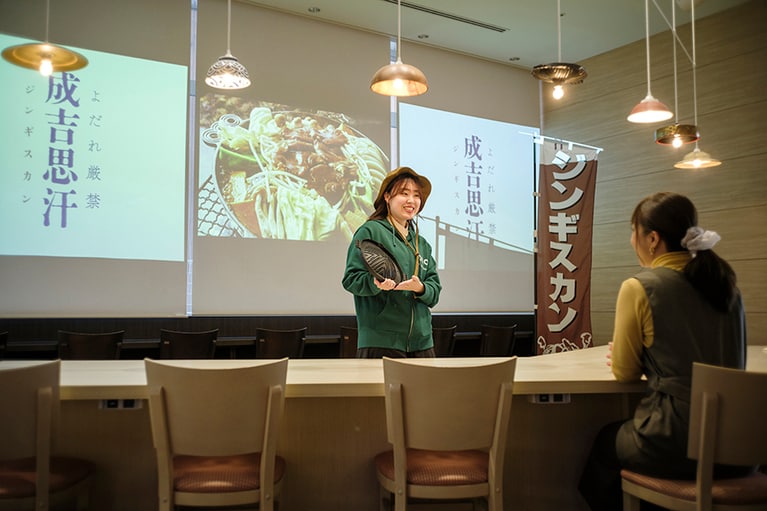 OMOレンジャーによるアペロミーティングでは、クイズやおしゃべりを楽しみながら、すすきのグルメについて学べます。