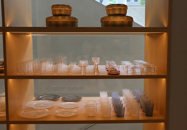 商品は「包む」「贈る」などテーマごとに陳列されている。こちらは「もてなす」のテーマで編集された棚。