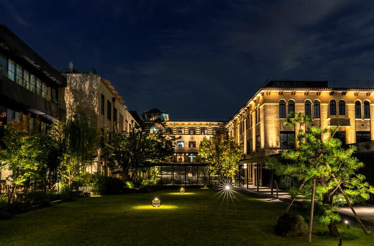 夜になるとライトアップされる美しい建築。