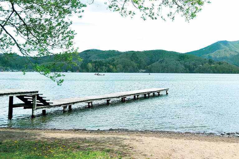 フィンランドのアウトドアサウナでは、湖や海にダイブするのが主流(ゲストハウスLAMP野尻湖)。