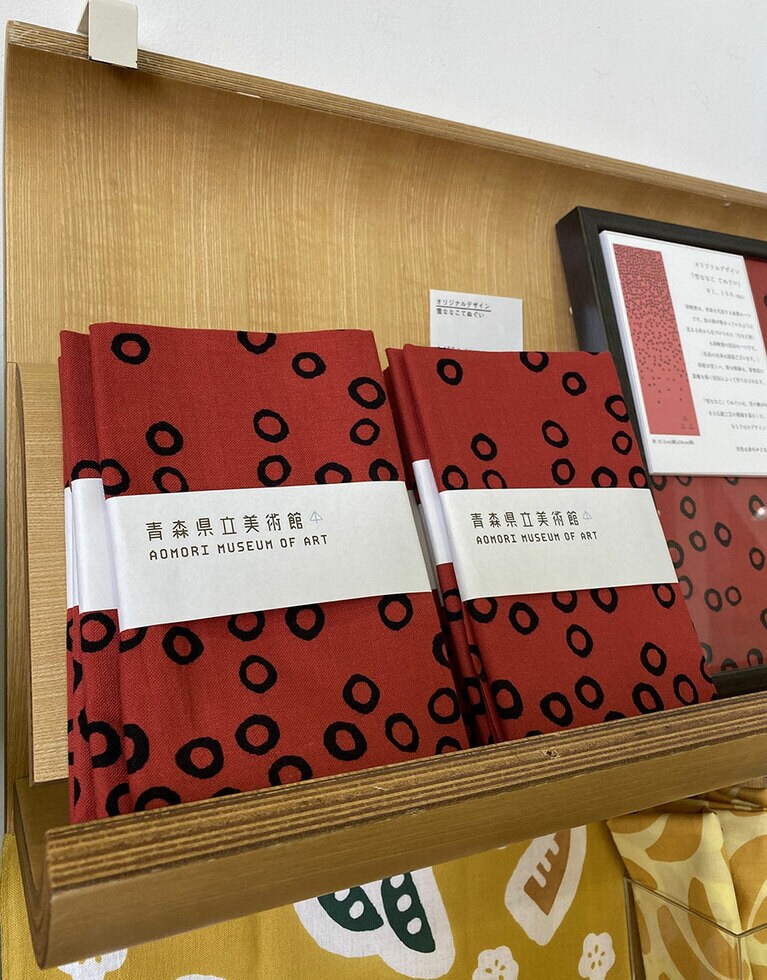 雪ななこ手ぬぐい 各1,150円。