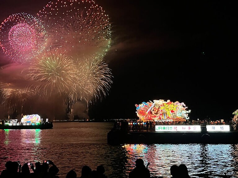 青森花火大会・ねぶた海上運行。
