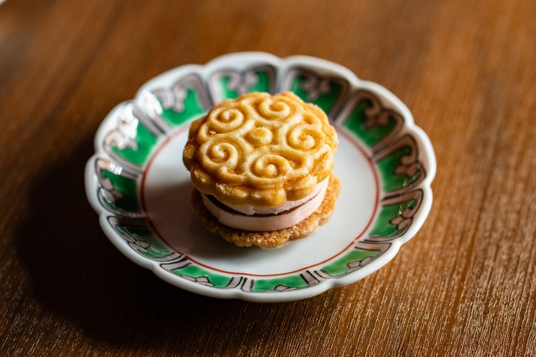 焼き菓子のフレーバーはその日によって異なる。写真は木苺の「チーズケーキ月餅」。