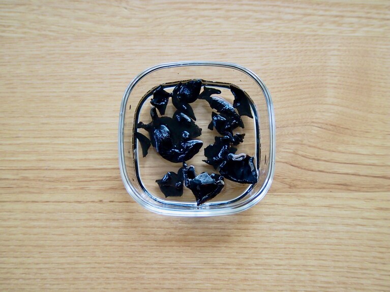 黒木耳は水に入れて戻す。やわらかくなったら、食べやすい大きさに切る。