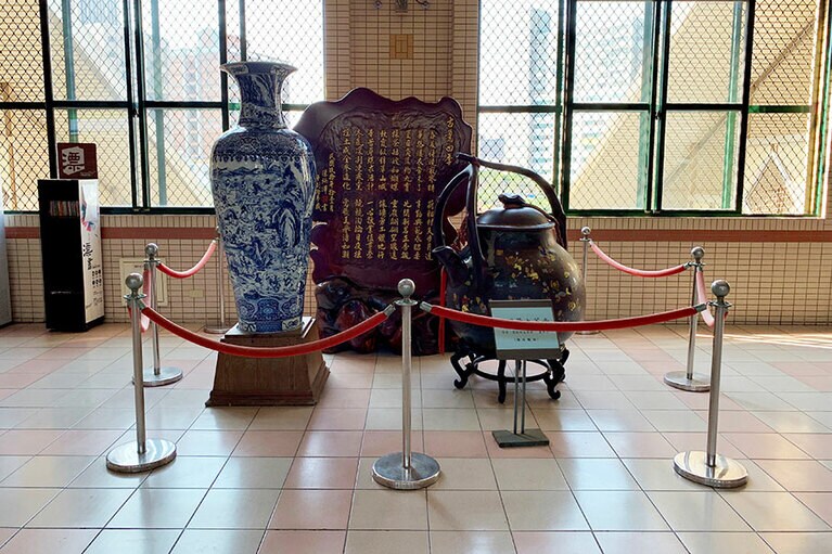 改札口前は陶器の街らしく、大きな壺も飾られています。