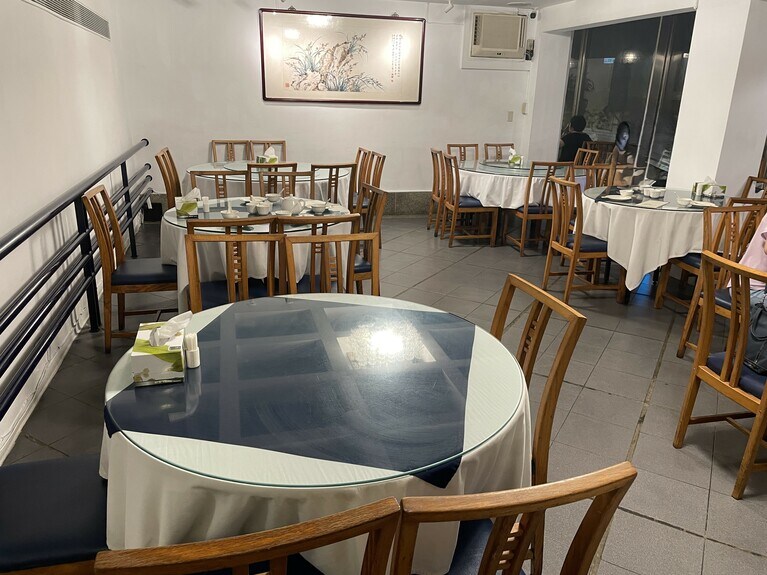 ご覧の通り、一般的なレストランと比べると座席数は少なめなので、事前予約がおすすめです。