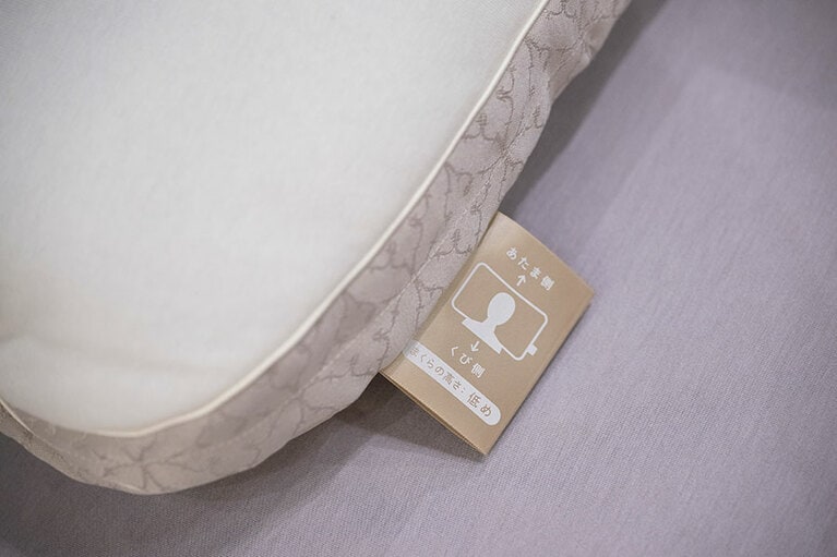 オーダーまくらには正しい向きが。タグを見れば一目瞭然。