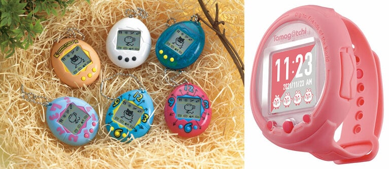 左は初代となる「たまごっち」、右は現在発売中の最新型たまごっち「Tamagotchi Smart」©BANDAI