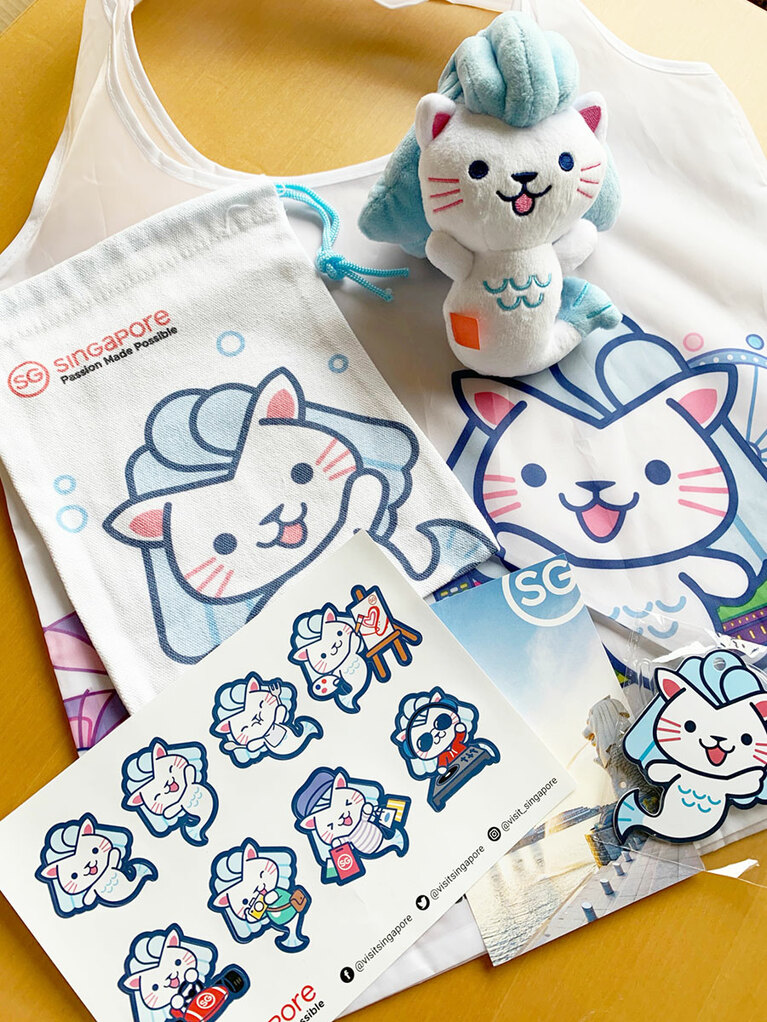 「マーリー」プリントされたポリエステル製のバッグには「マーリー」グッズがたくさん！　バッグは小さく折りたためるので、エコバッグとしていつものバッグの中に入れて持ち歩くのもお勧めだ。