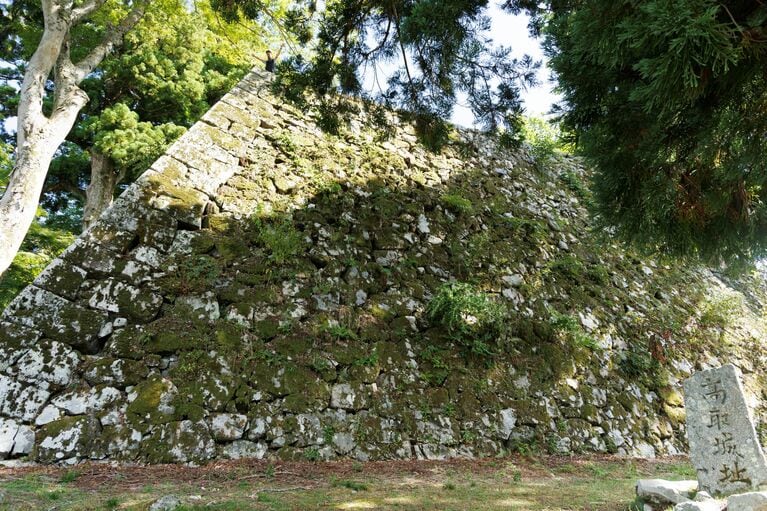 圧巻の本丸天守台の石垣。観光パンフレットにも写真が使われる町の「顔」だ。