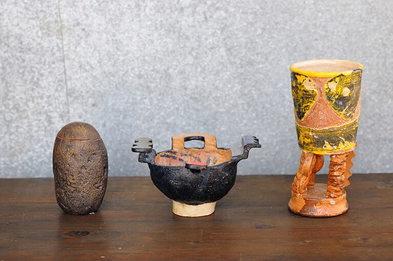 思わず目が釘付けになるキムホノさんの器。左から、蓋物 15,000円、小鉢 19,800円、カップ 13,200円。