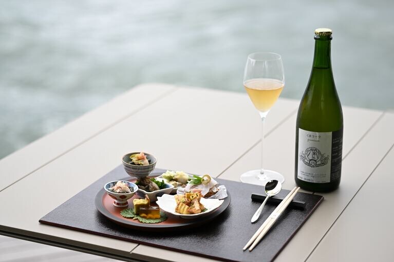 季節のペアリングコースは8,800円（オープン特別価格）。7品によるコース料理とアルコールペアリングではワイン3杯＋日本酒、ノンアルコール4杯が提供される。