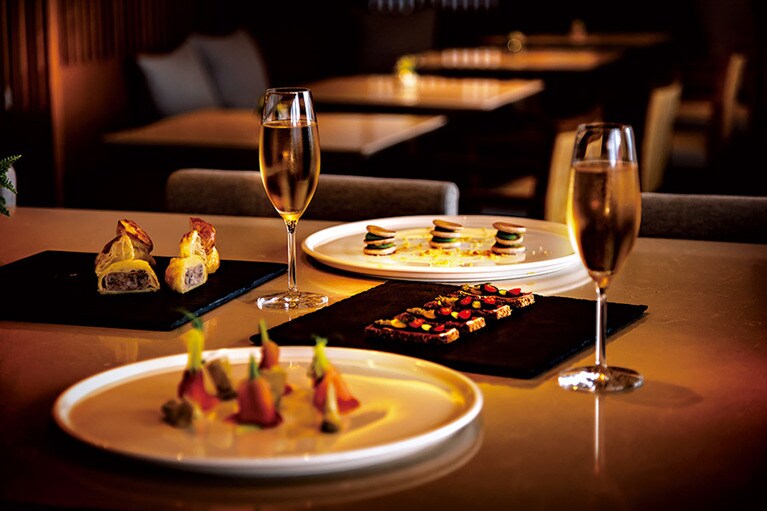 クラブラウンジでは、夕刻に贅沢な美味を用意。