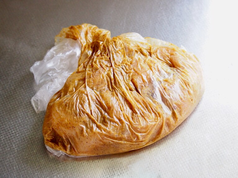 袋に（1）の食材、＜漬け込み用調味料＞を入れて下味をつける。1時間ほどおくと、味がしっかり馴染んでくる。