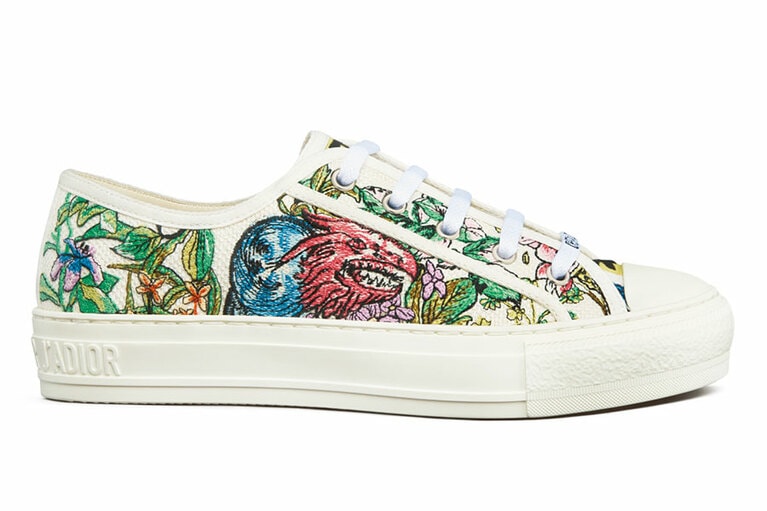 ブランドを代表する星座モチーフを花柄と合わせてフェミニンに。123,000円／ディオール(クリスチャン ディオール)