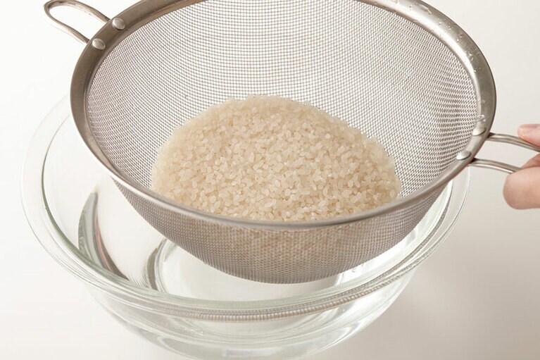 ざるとボウルを重ねれるやり方が簡単。