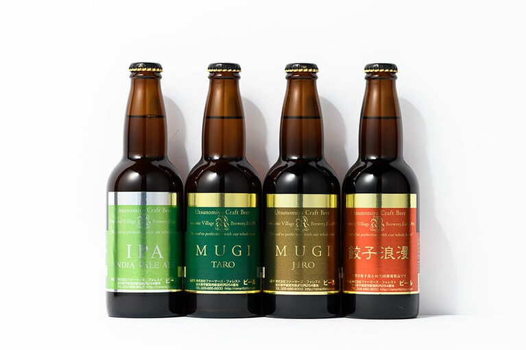 【栃木】道の駅うつのみや ろまんちっく村の「ろまんちっく村の地ビール」各520円(税込 各330ml)。左から：IPA、MUGI TARO、MUG IJIRO、餃子浪漫。