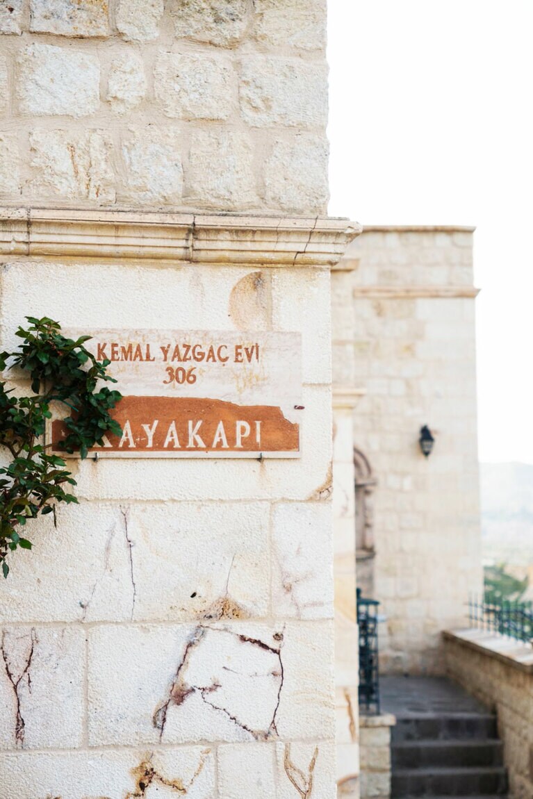 客室は住宅を活かし、その住民の名を客室名に。