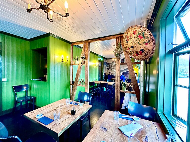 レストランの内部。たまにアジア的なオブジェがあるのもご愛嬌。