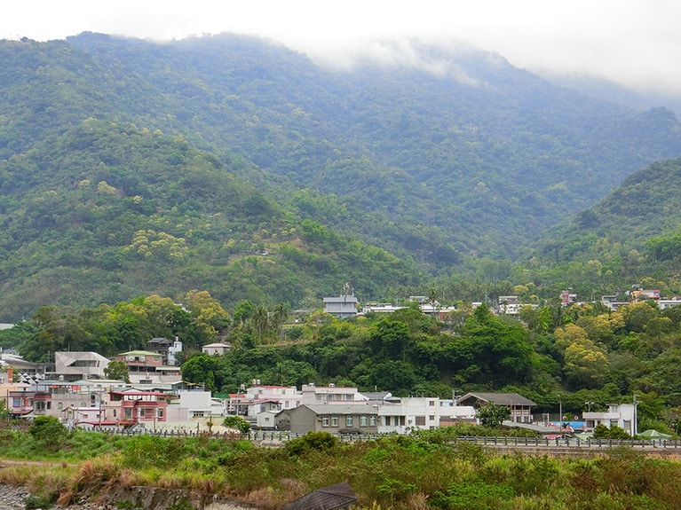 山間に住宅が立ち並ぶルカイ族の集落。一帯は、初夏にはローゼルの花が咲き、多くの観光客が訪れる。