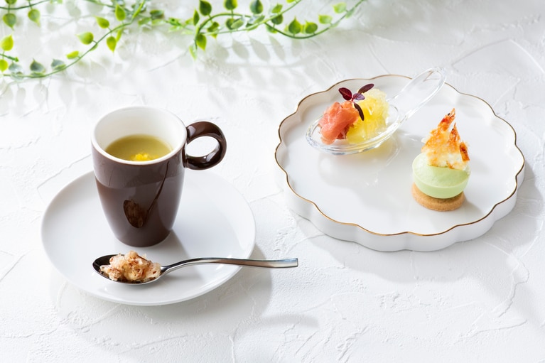 セイボリーメニューより、写真右は、旬を迎える食材の絶妙なハーモニーが堪能できる「空豆のパンナコッタ 桜えびチップ添え」。