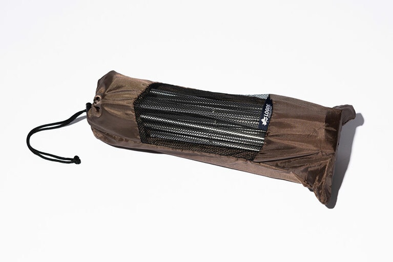 ポータブル・アルミトップテーブル　専用の収納袋付き。使用時：幅約335×奥行約290×高さ約250mm。収納時：縦約65×横約350×高さ約110mm。3,980円。