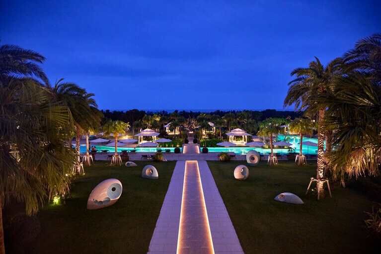 美しくライトアップされた夜のリゾート。