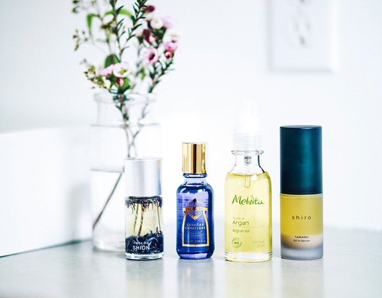 朝、洗顔後の肌にはまずオイルをブースター的に。肌がやわらかくなります。