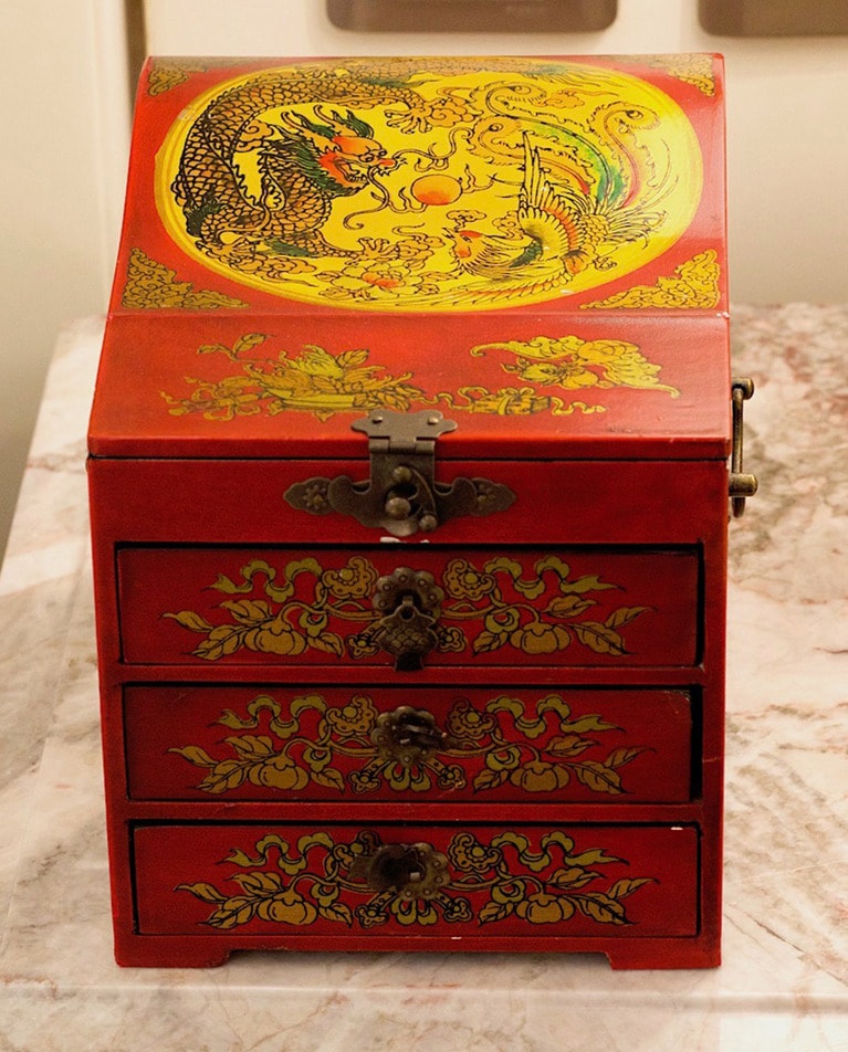 各部屋さまざまなアンティークが飾られているが、こちらは一番広い「ポッティンジャースイート」のアンティーク。こんなものに囲まれて過ごしたら、気分が豊かになるね。