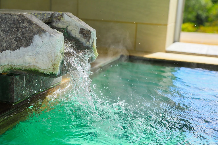 HOTEL KURBIO［群馬／草津温泉］ピリリと草津らしい湯の万代鉱源泉。