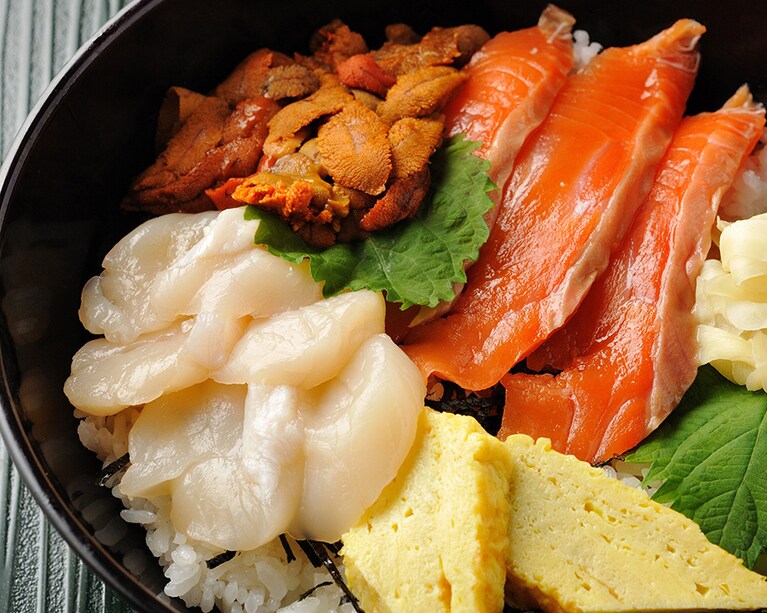 【市場食堂 ふじ膳（帯広市）】大正2年の創立から110年余、十勝の食卓を支えてきた帯広地方卸売市場にある「市場食堂ふじ膳」は、朝から新鮮魚介を味わえるとっておきの場所。北海道の天然ものがたっぷりのった海鮮丼、寿司などメニューも多彩。