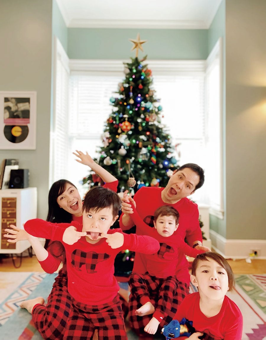 内田舞さんと家族。チェリストの夫・ジャックさんと3人の息子と昨年のクリスマスに。写真提供＝内田舞さん
