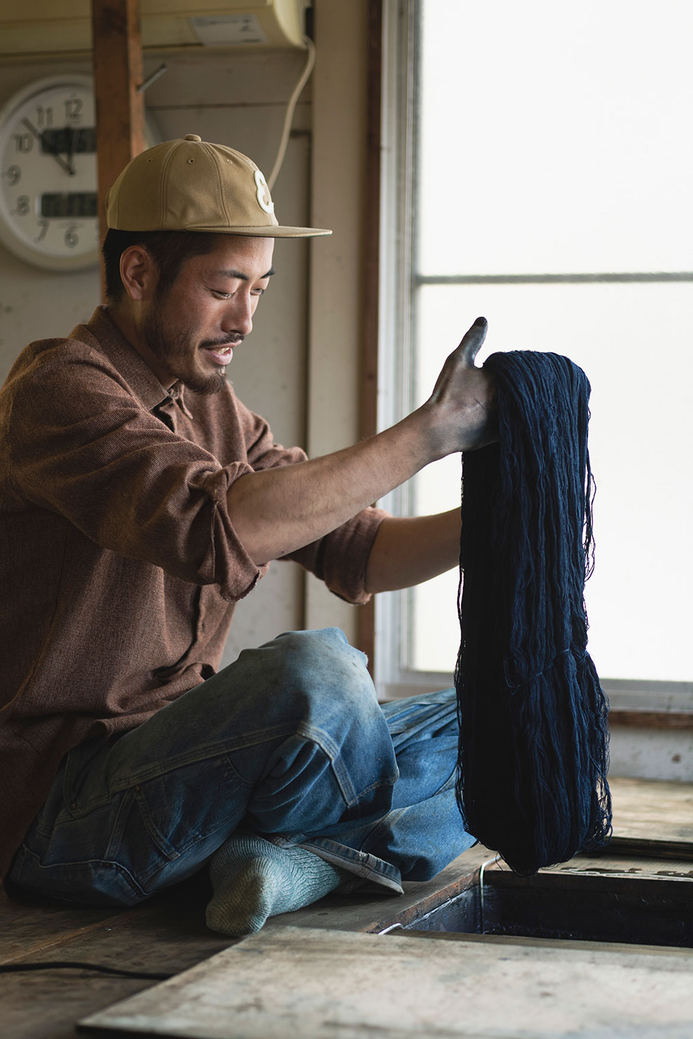 主宰の藤井健太さんが半年かけて染めている糸の束。糸染めからの製品作りに力を入れている。