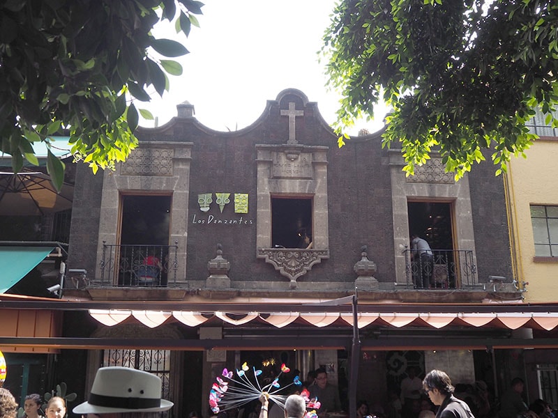コヨアカンのセンテナリオ広場に面した場所にある人気レストラン「ロス ダンサンテス」。
