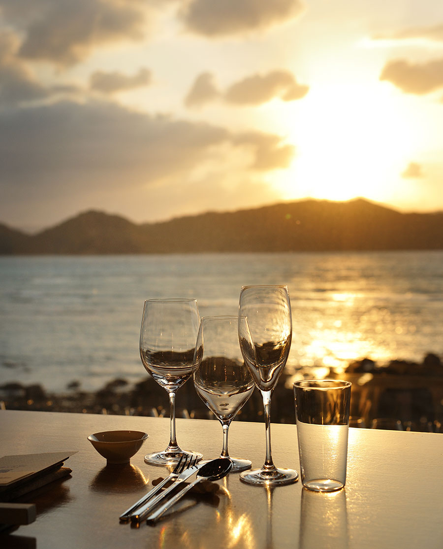全席が海向き。サンセットを眺めながらディナーがスタート。食事が終わる頃には三日月が海に映っていた。