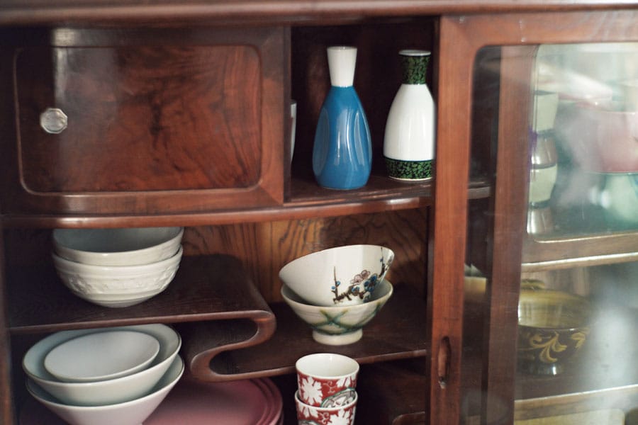 昭和初期のものであろう茶箪笥はおばあさまのもの。按田さんらしい“昭和感溢れる”食器が並ぶ。器は旅先でみつけたり、三浦のリサイクルショップで買ったり。