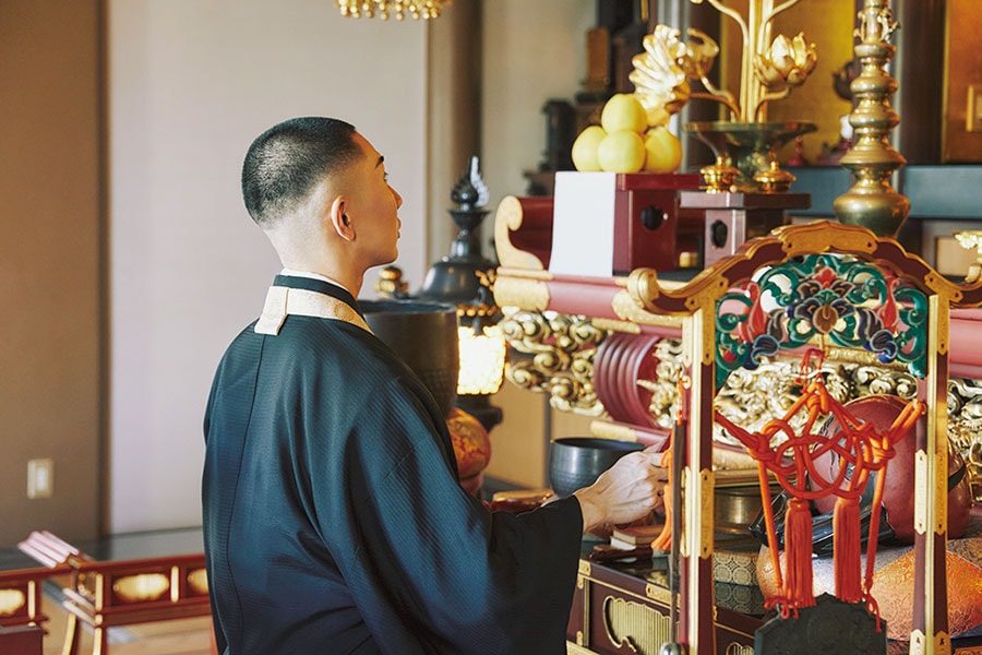 浄土宗僧侶でもある西村さん。勤行もルーティンのひとつ。