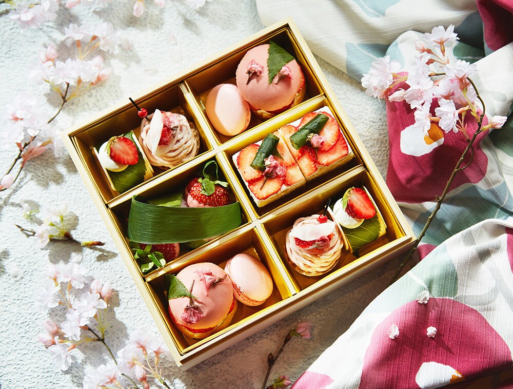 2～3名用サイズ「お花見スイーツボックス」は3,200円(税込)には、桜にちなんだスイーツなどがたっぷり！