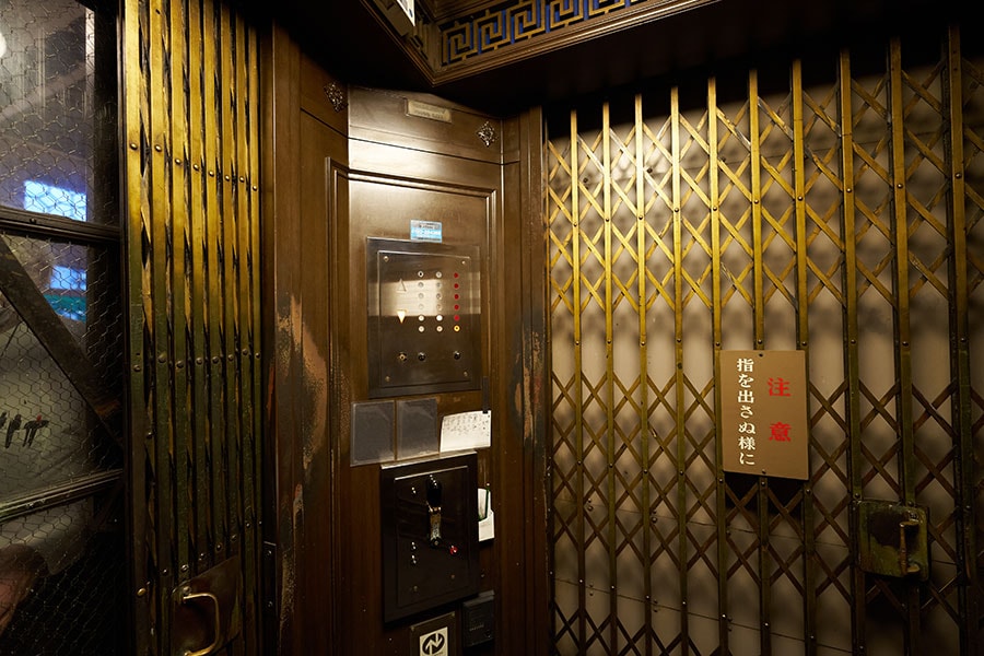 今も活躍する日本最古のエレベーター。
