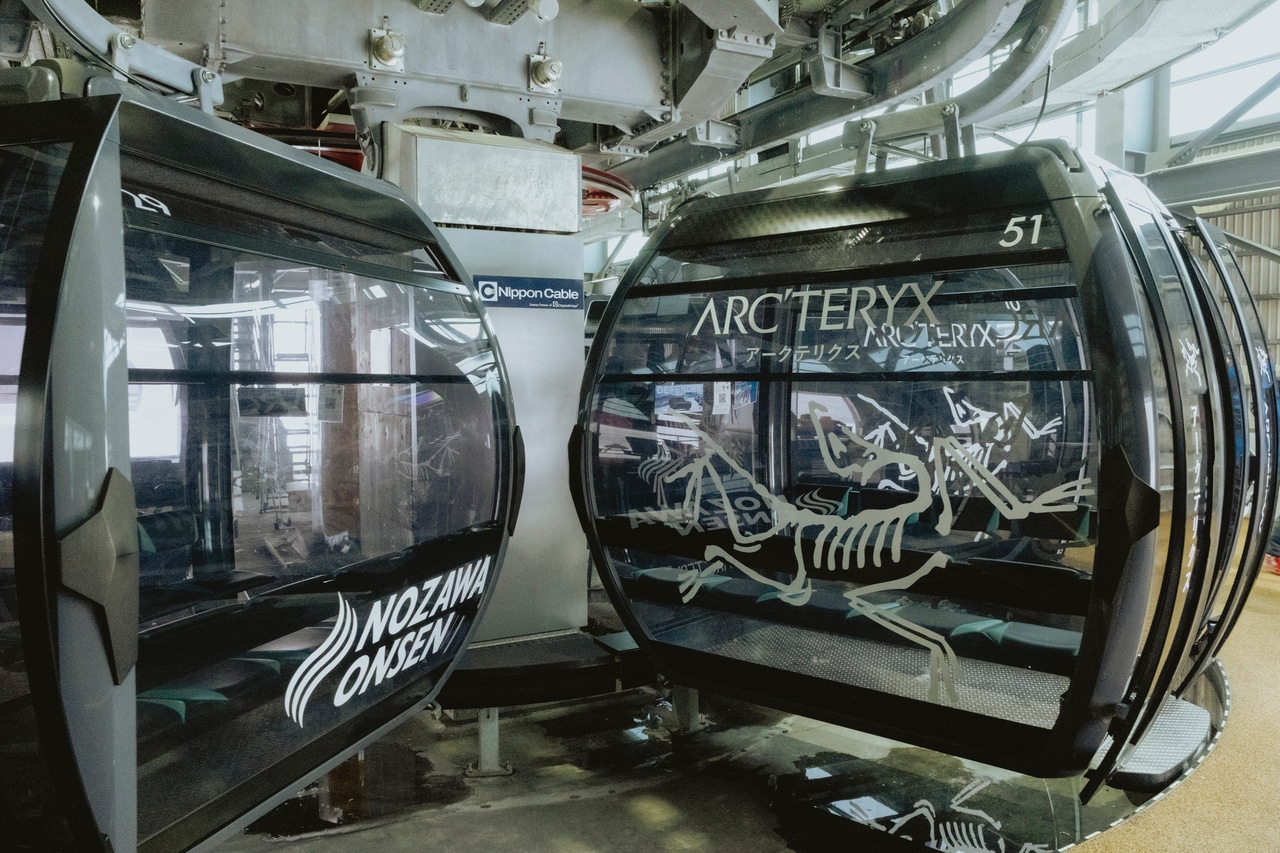 アークテリクスのラッピングが施されたゴンドラ。