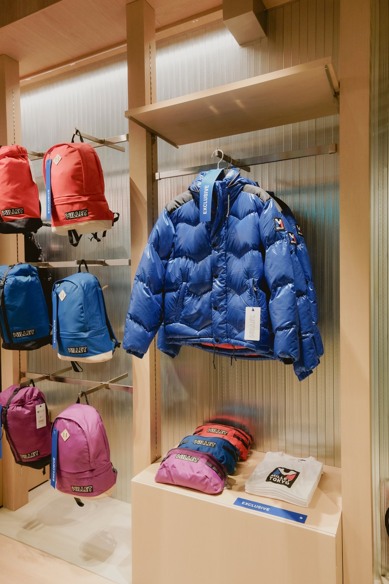 ミレーの歴史を象徴する鮮やかな「インテンスブルー」と、落ち着いた「ネイビー」の2色展開。700フィルパワーのダックダウンを使用し、高い保温性を確保しながら、PFASフリーの耐久撥水加工を施すことで湿気にも強い仕様となっている。ショルダー部分の補強や取り外し可能なフードなど、アルパインブランドらしい機能性も健在だ。