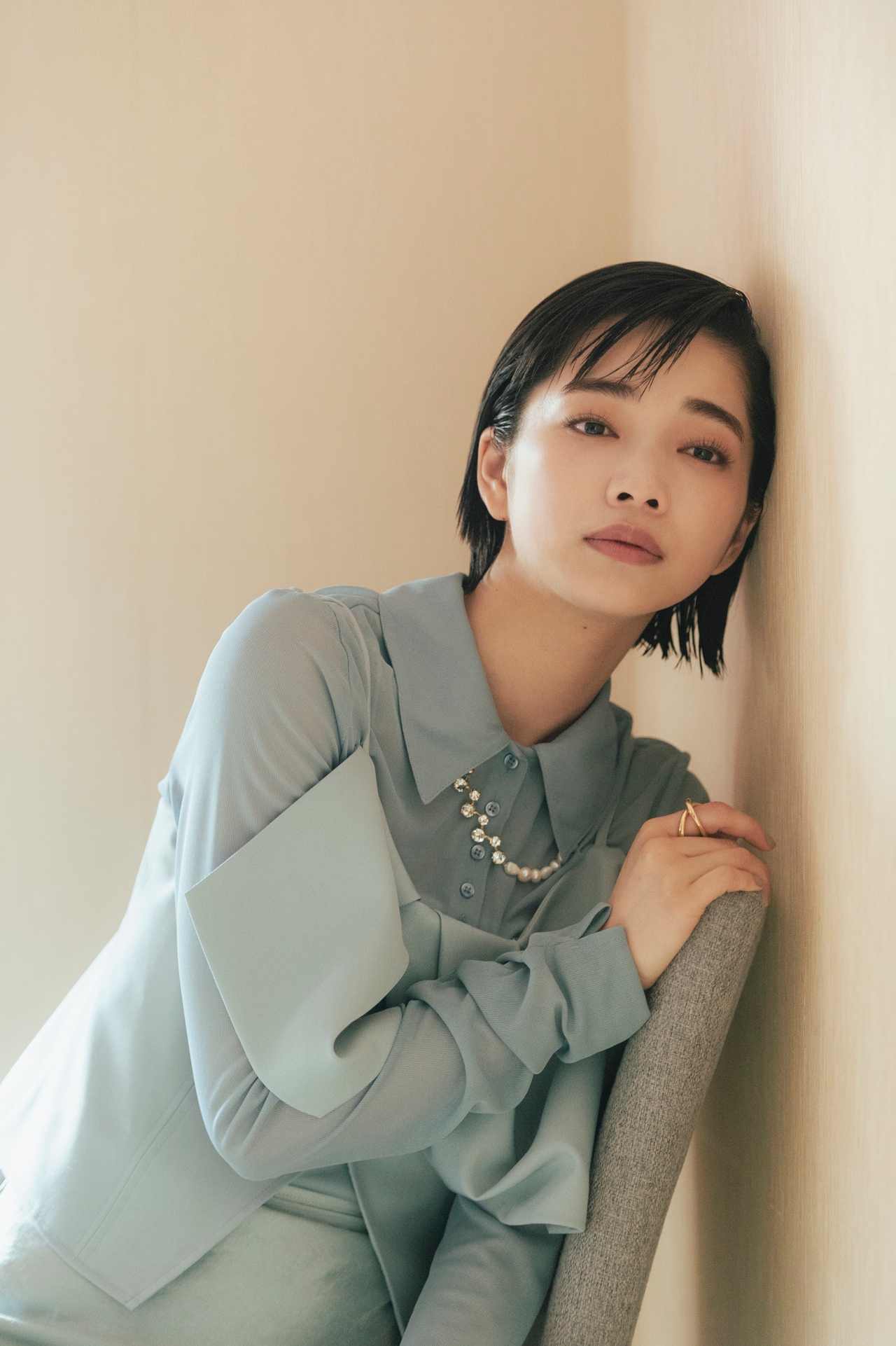 シアーシャツ 9,900円、ビスチェ 9,900円、スカート 16,500円、ネックレス 8,800円/LA BELLE ETUDE(labelleetude_info@auntierosa.com) リング 13,200円/Soierie(06-6377-6711)パンプス 14,300円/J1U by LA BELLE ETUDE(labelleetude_info@auntierosa.com)