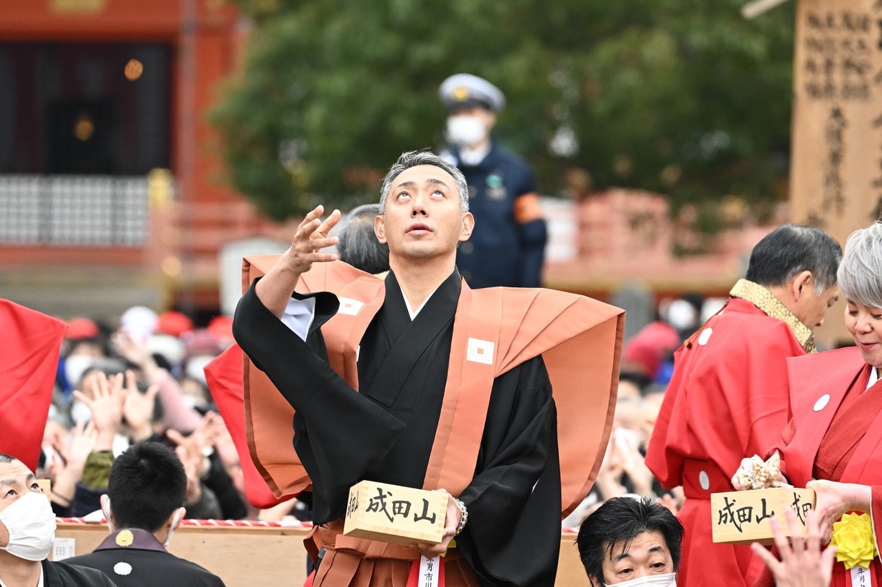 コロナ明けの2023年、成田山新勝寺で3年ぶりに行われた節分会の豆まき。ⓒ文藝春秋
