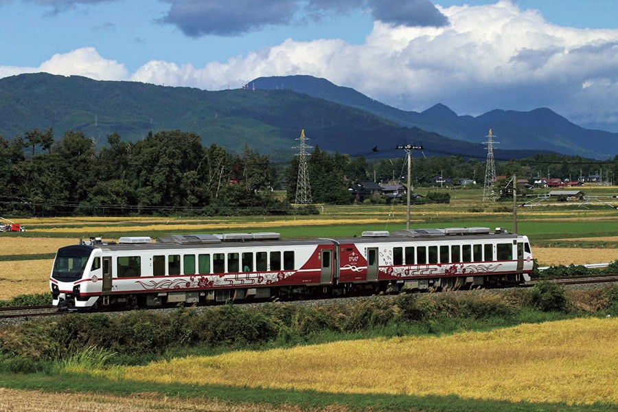 盛岡支社管内の気動車に広く用いられた「盛岡色」と呼ばれる、白地に赤ラインの配色を採用。中央に山、左右に波や川、花吹雪の模様を導入し、北東北の自然を表現する。